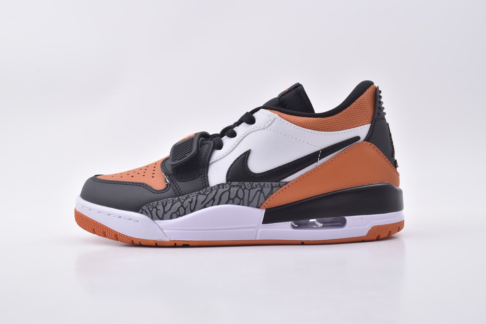 Jordan Legacy 312 LOW   （Black, White and Orange）