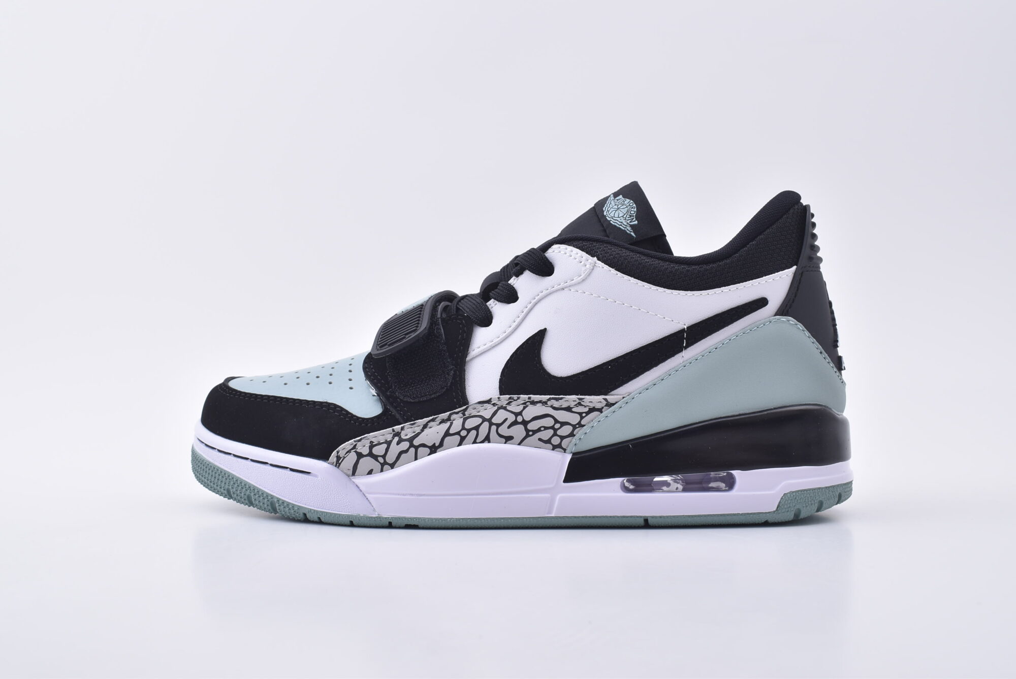 Jordan Legacy 312 LOW   （Black, white and blue）