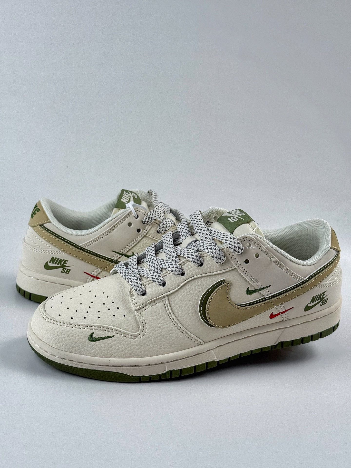 Nike SB Dunk Low x NIKE White and Green Three Small Swoosh Stars