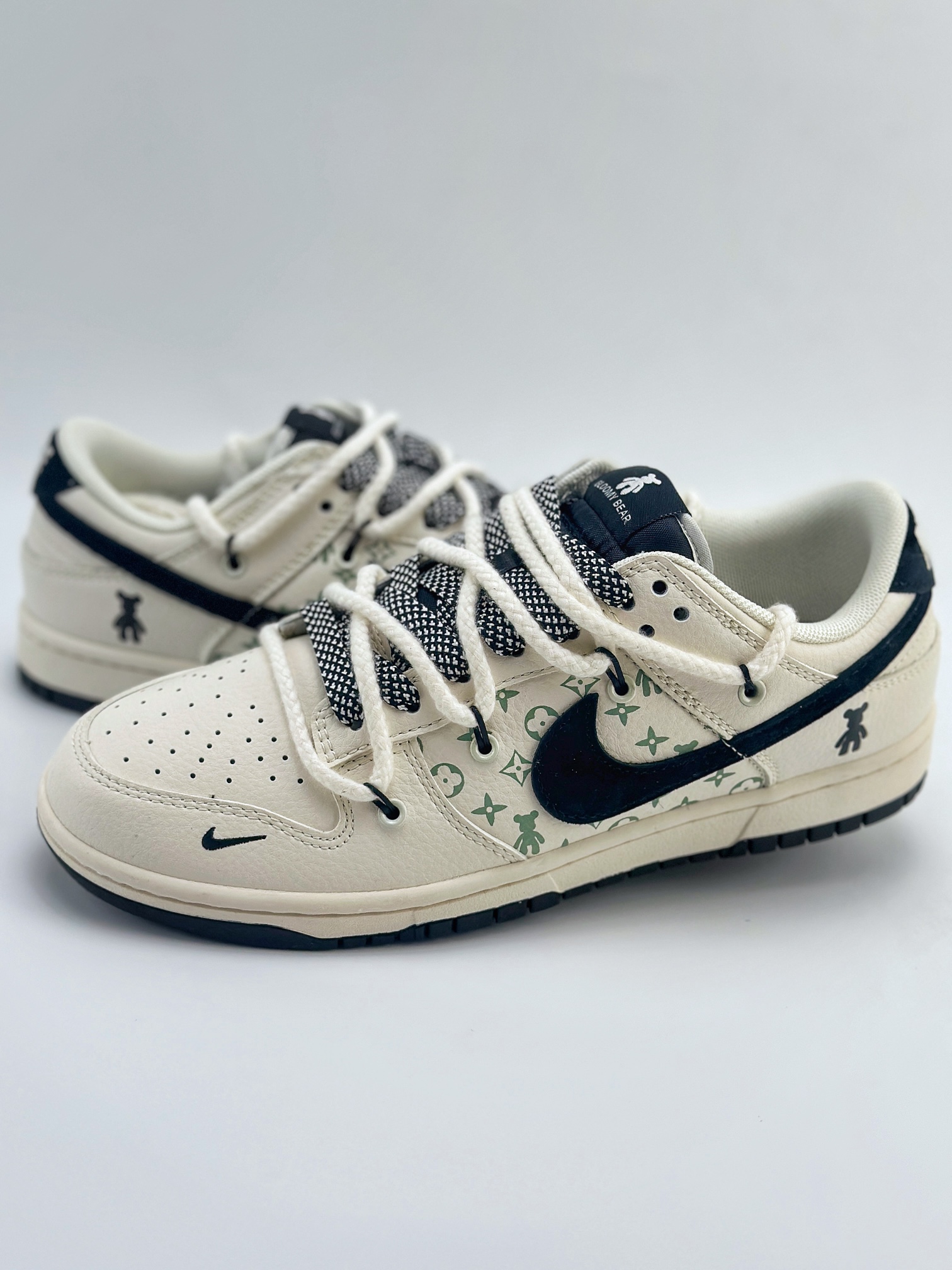 Nike SB Dunk Low x Louis Vuitton x Bearbrick three-party collaboration Beige and black small hook straps with stars