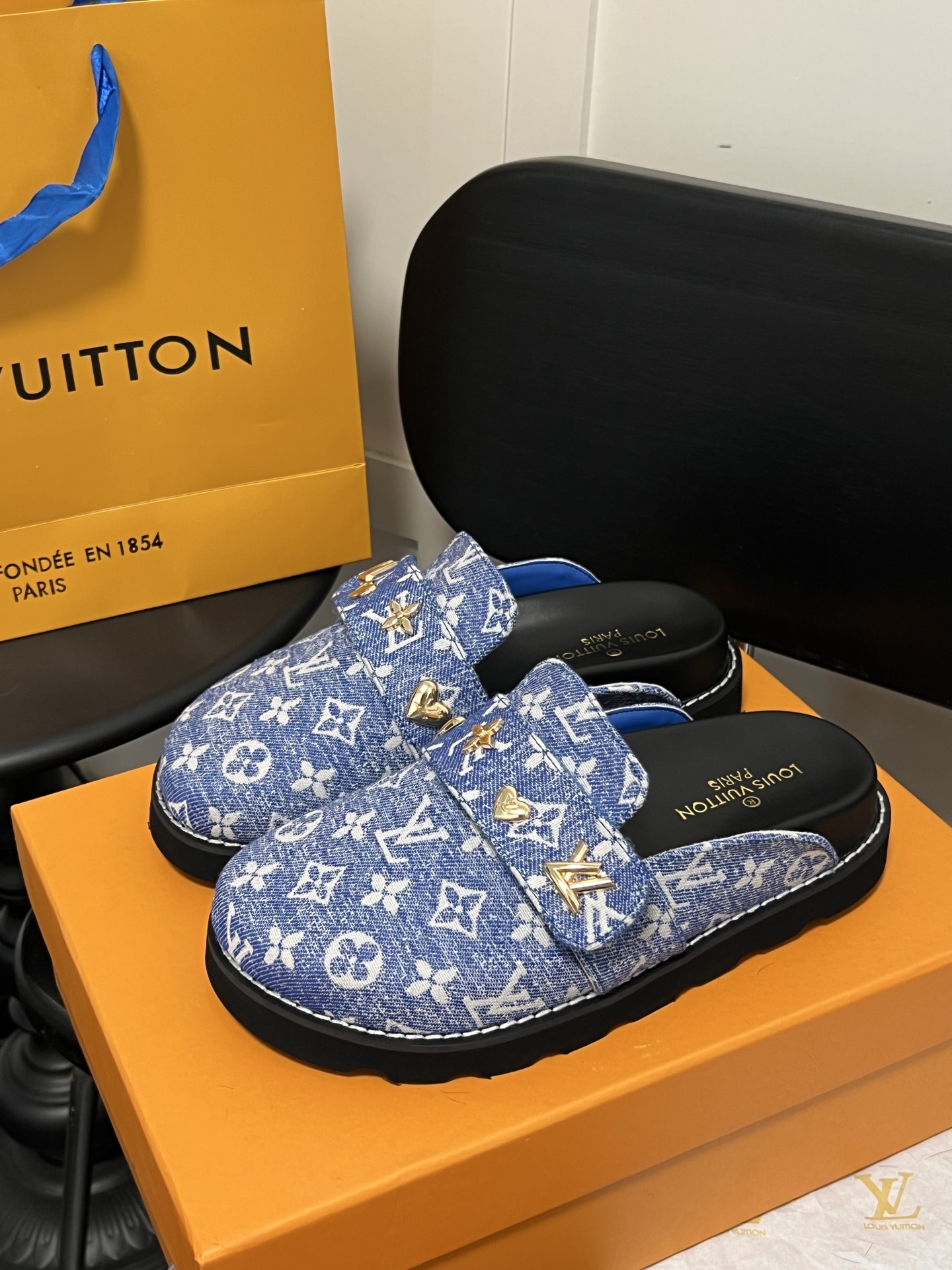 LOUIS VUITTON