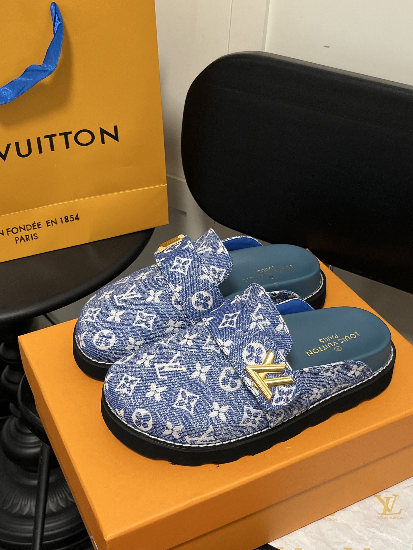 LOUIS VUITTON